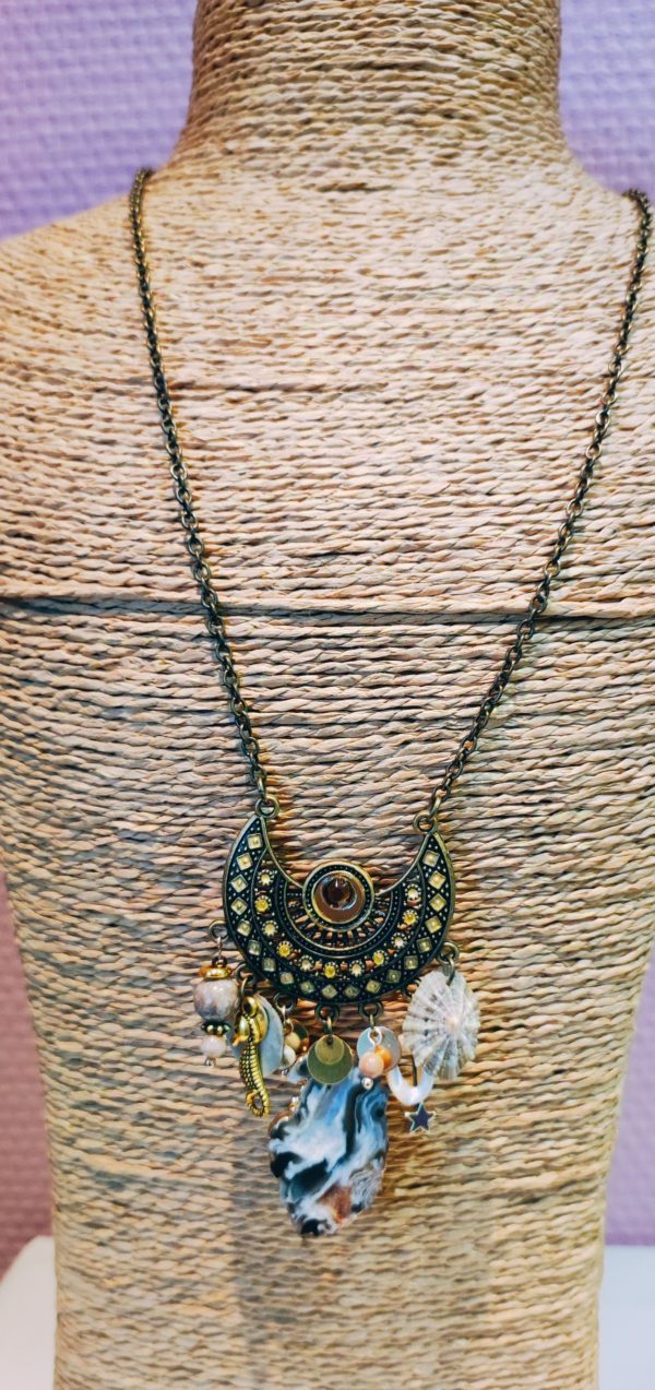 Collier avec Jaspe chrysanthème et fossile